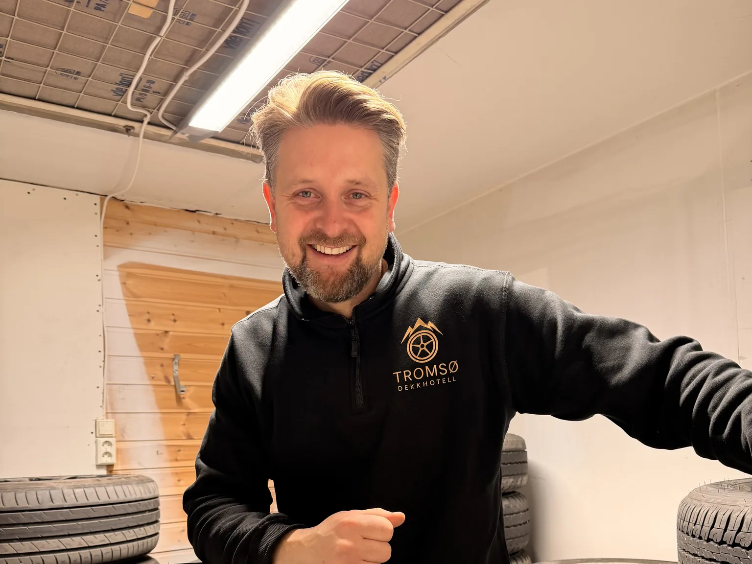 Cato smiler på dekklageret til Tromsø Dekkhotell